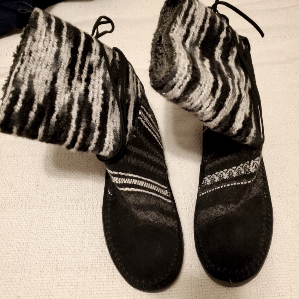 NWOT toms slip on boots